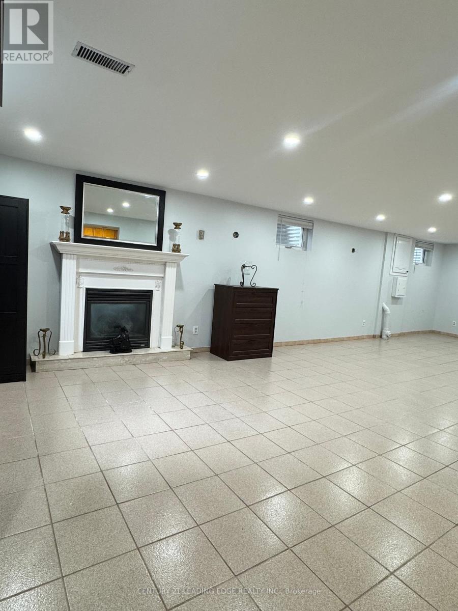 63 Canterbury Court, Richmond Hill, Ontario  L4C 8E7 - Photo 5 - N12206283