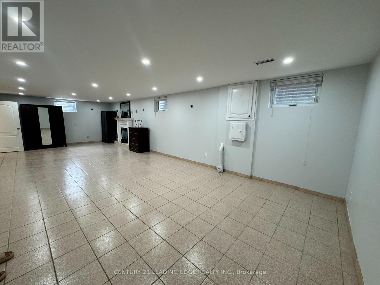 63 Canterbury Court, Richmond Hill, Ontario  L4C 8E7 - Photo 6 - N12206283