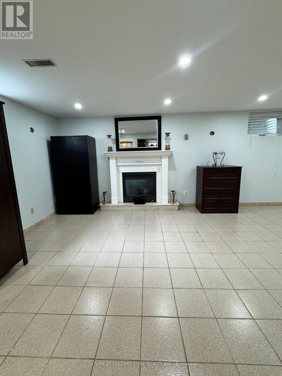 63 Canterbury Court, Richmond Hill, Ontario  L4C 8E7 - Photo 8 - N12206283