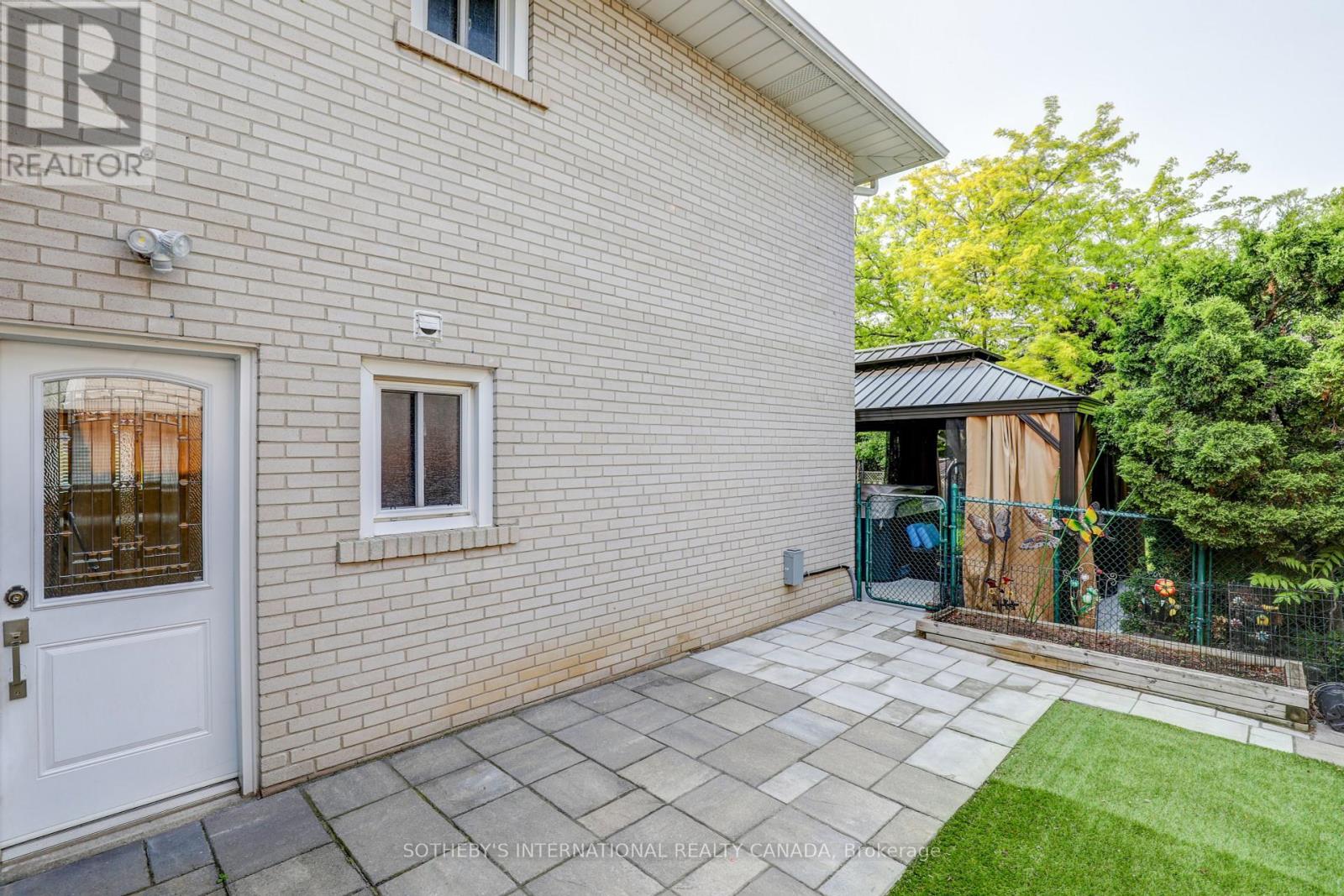 8 Hunting Ridge, Toronto, Ontario  M9R 1B5 - Photo 27 - W12206289