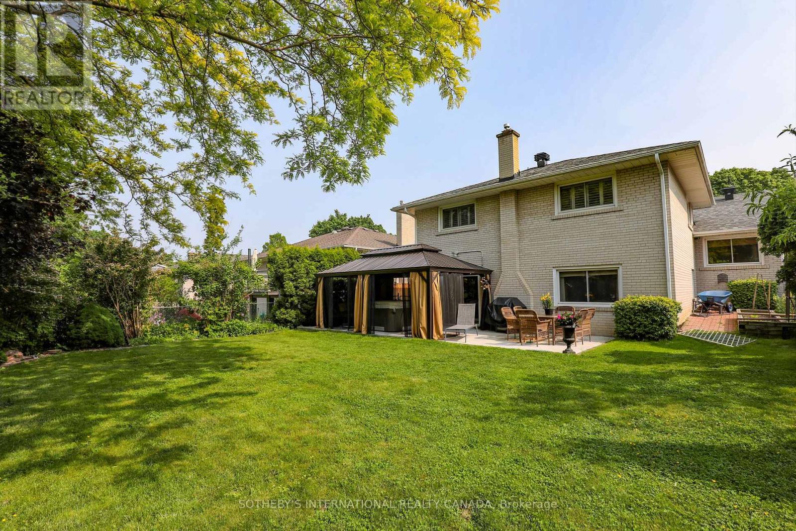8 Hunting Ridge, Toronto, Ontario  M9R 1B5 - Photo 30 - W12206289