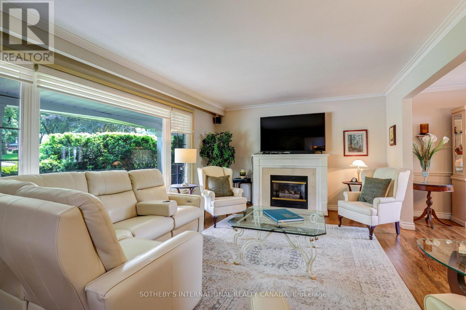 8 Hunting Ridge, Toronto, Ontario  M9R 1B5 - Photo 4 - W12206289