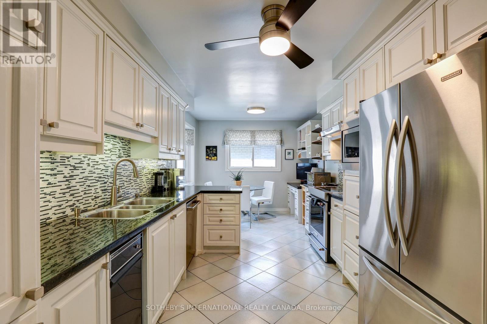 8 Hunting Ridge, Toronto (Willowridge-Martingrove-Richview), Ontario  M9R 1B5 - Photo 6 - W12206289