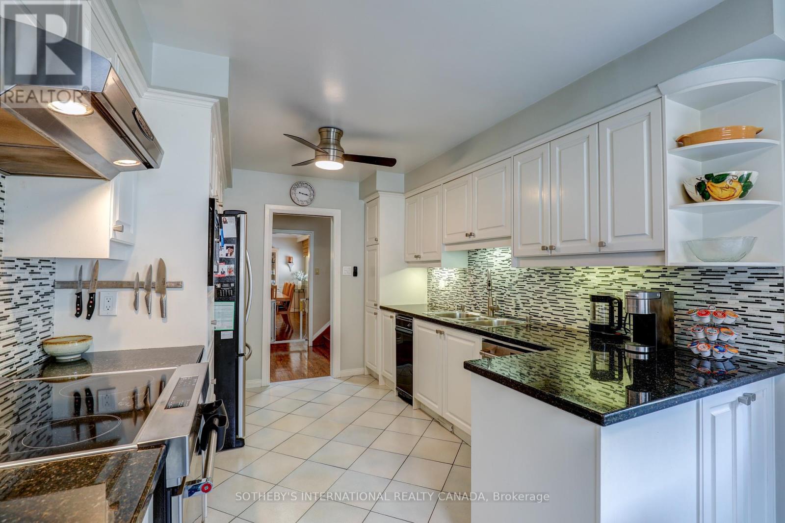 8 Hunting Ridge, Toronto, Ontario  M9R 1B5 - Photo 7 - W12206289