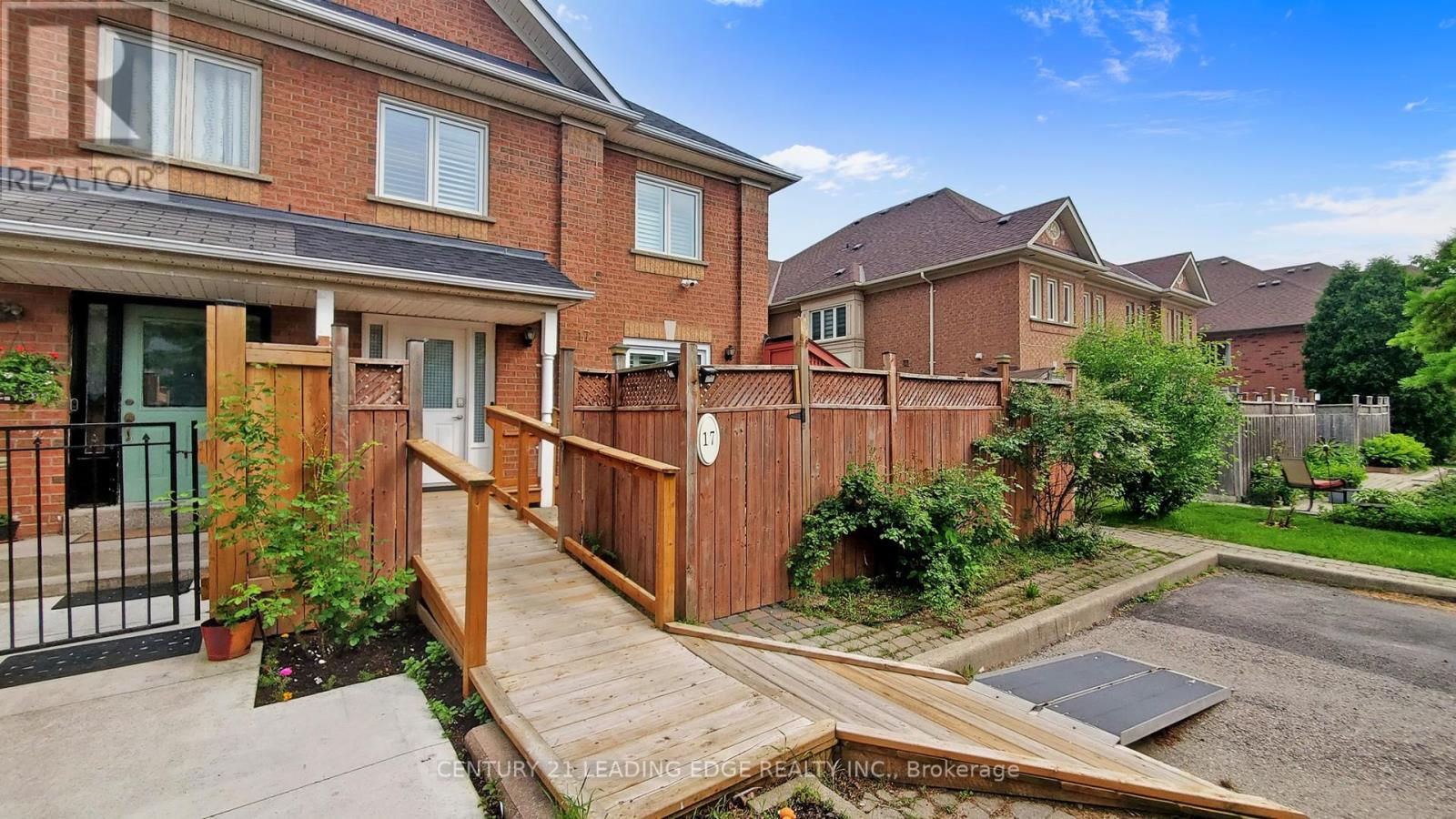 17 Pressed Brick Drive, Brampton (Brampton North), Ontario  L6V 4K3 - Photo 2 - W12206357