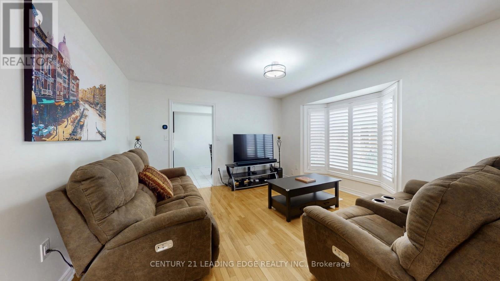 17 Pressed Brick Drive, Brampton (Brampton North), Ontario  L6V 4K3 - Photo 4 - W12206357