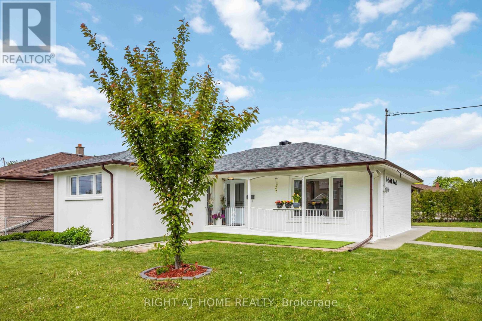 16 FRITH ROAD, Toronto, Ontario