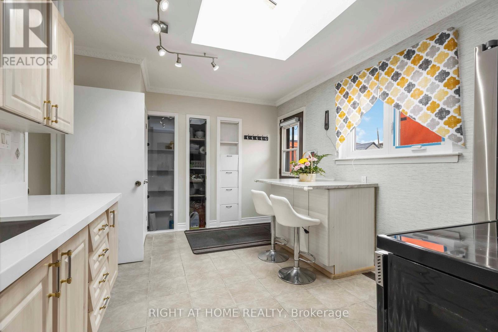 16 Frith Road, Toronto, Ontario  M3N 1G1 - Photo 10 - W12206360