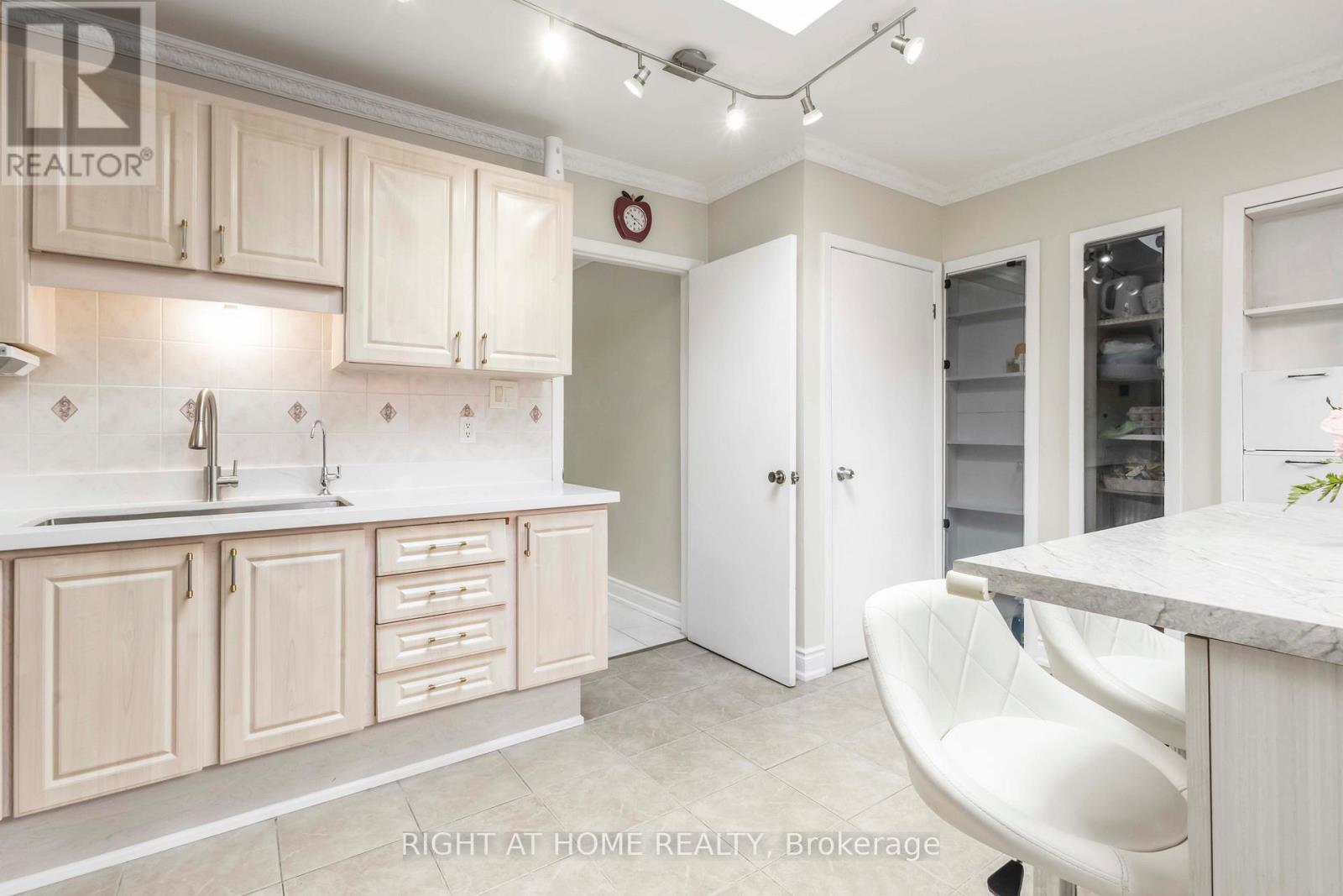 16 Frith Road, Toronto, Ontario  M3N 1G1 - Photo 11 - W12206360