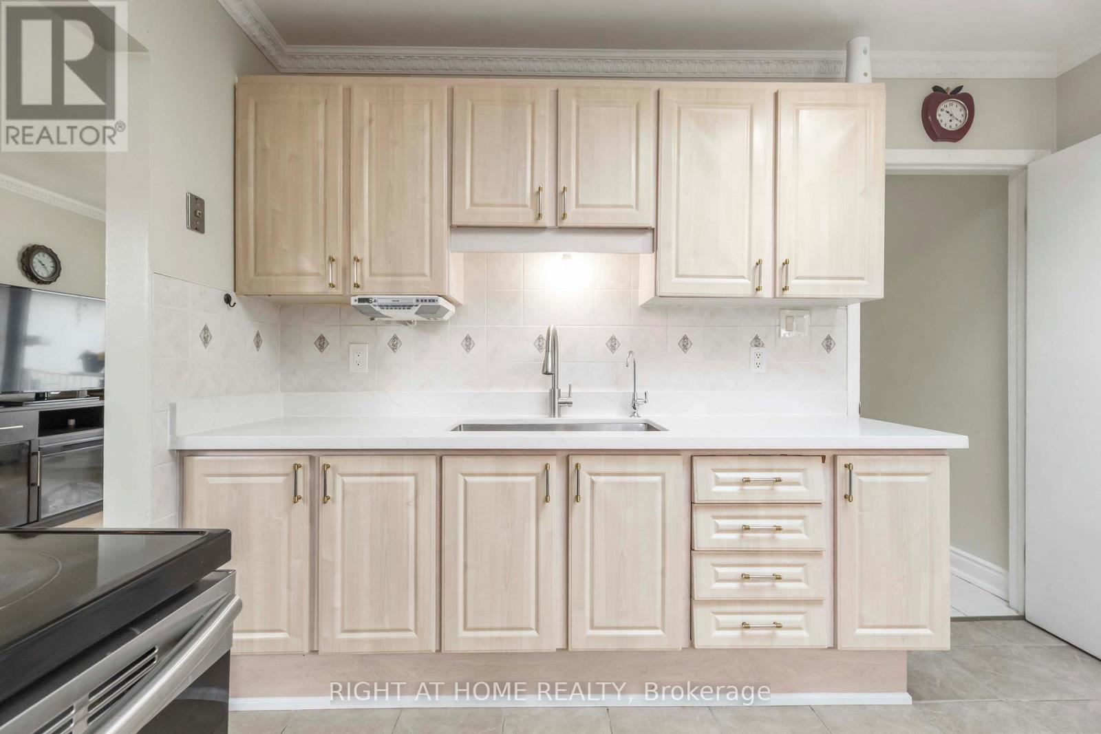 16 Frith Road, Toronto, Ontario  M3N 1G1 - Photo 12 - W12206360