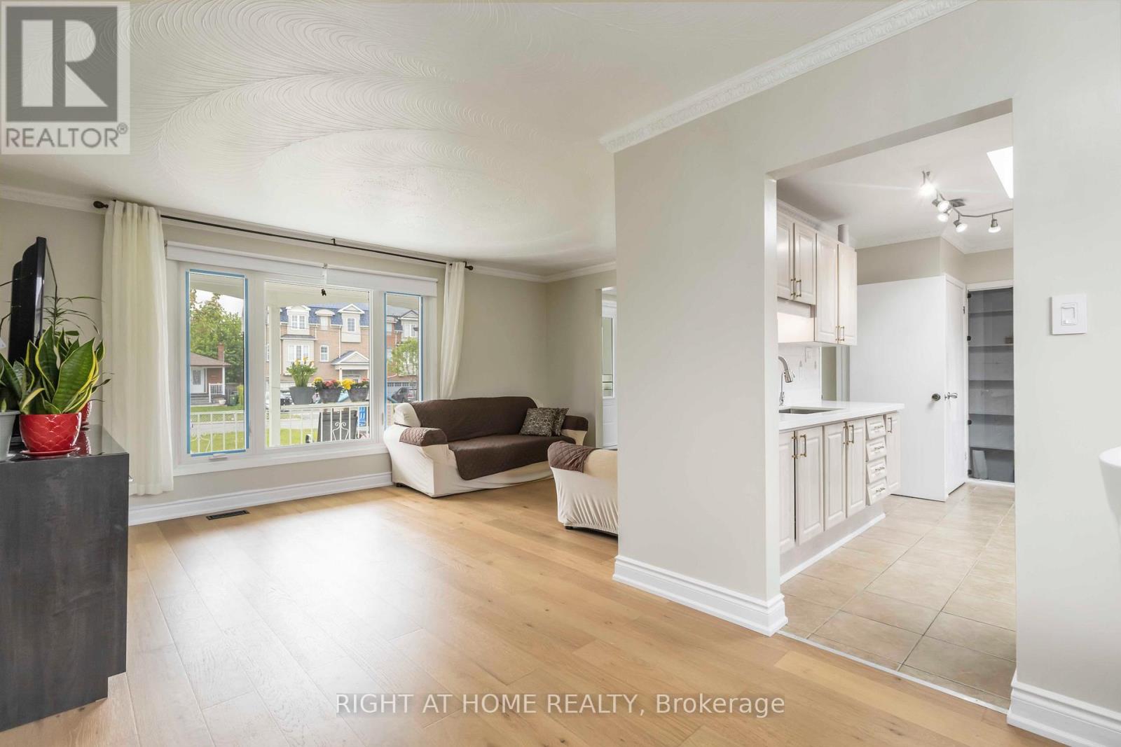 16 Frith Road, Toronto, Ontario  M3N 1G1 - Photo 7 - W12206360