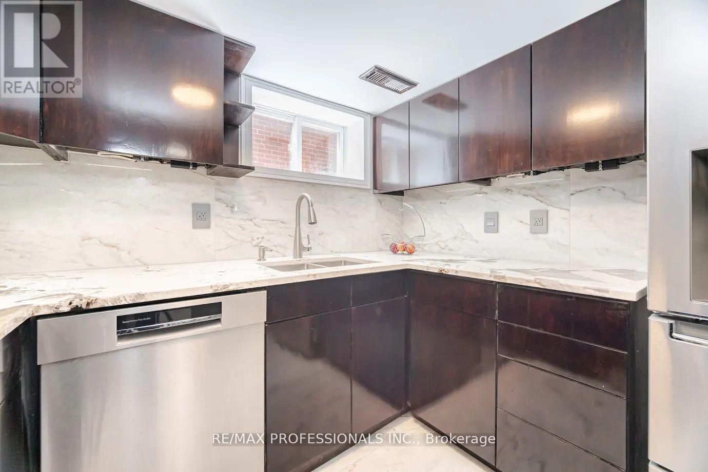 39 Old Oak Road, Toronto, Ontario  M9A 2W1 - Photo 30 - W12196814