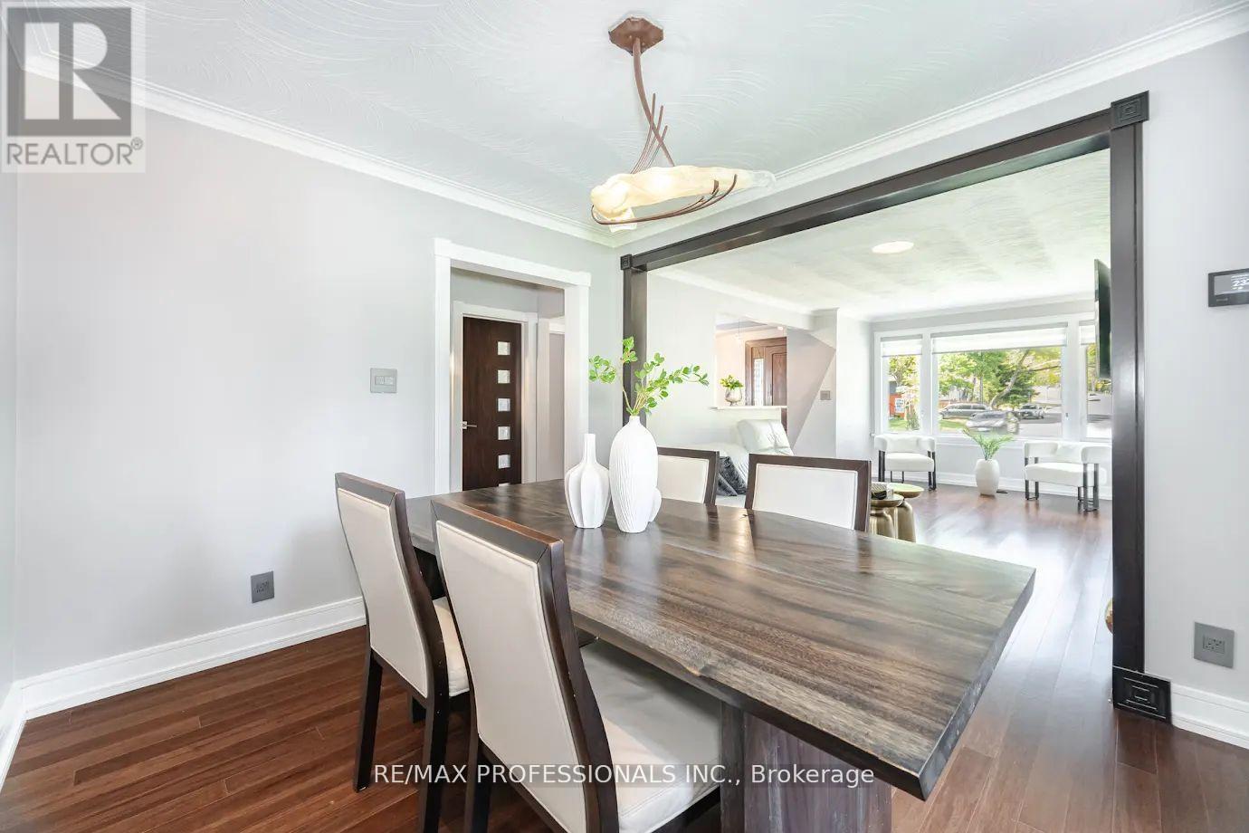 39 Old Oak Road, Toronto, Ontario  M9A 2W1 - Photo 11 - W12196814