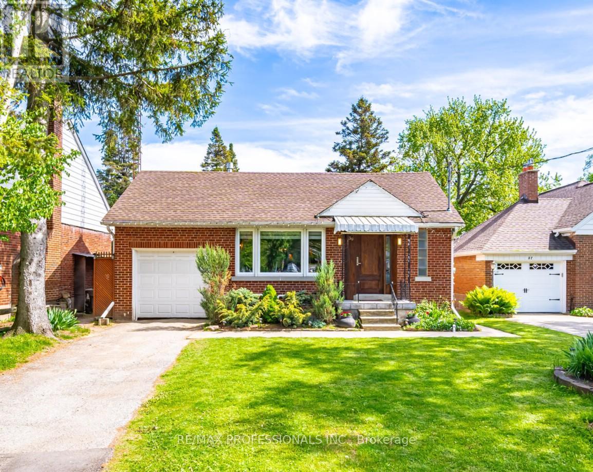 39 Old Oak Road, Toronto, Ontario  M9A 2W1 - Photo 3 - W12196814