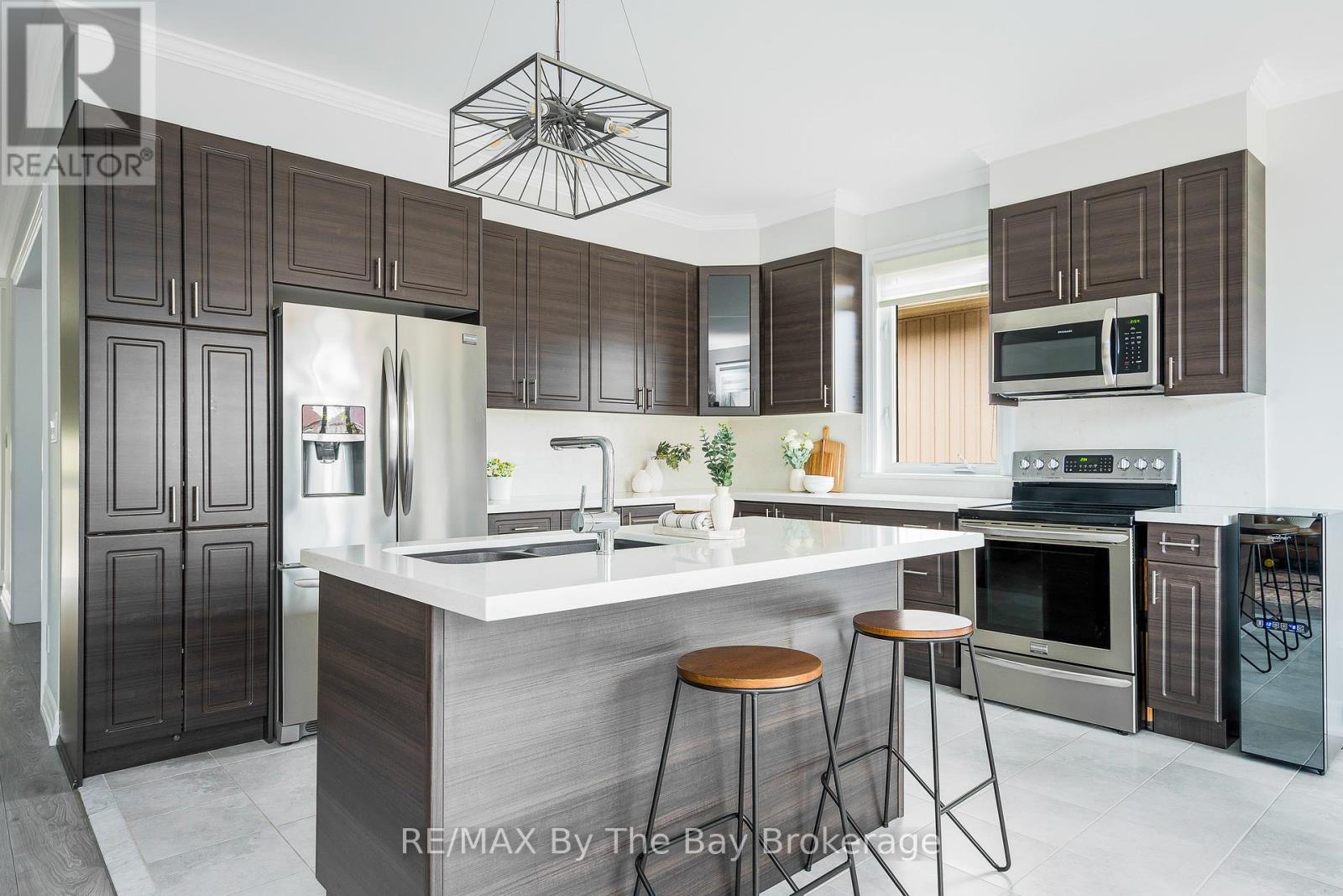 28 Cristiano Avenue, Wasaga Beach, Ontario  L9Z 0H2 - Photo 11 - S12082799