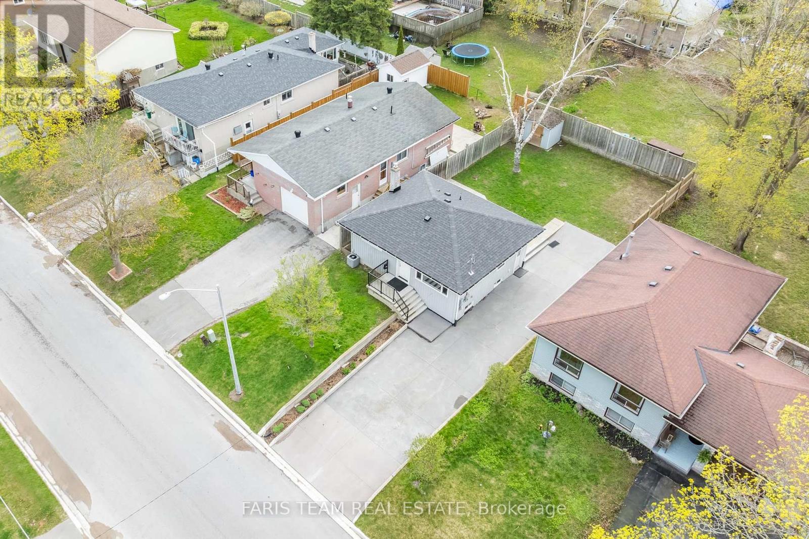135 Gunn Street, Barrie, Ontario  L4M 2H6 - Photo 2 - S12206522