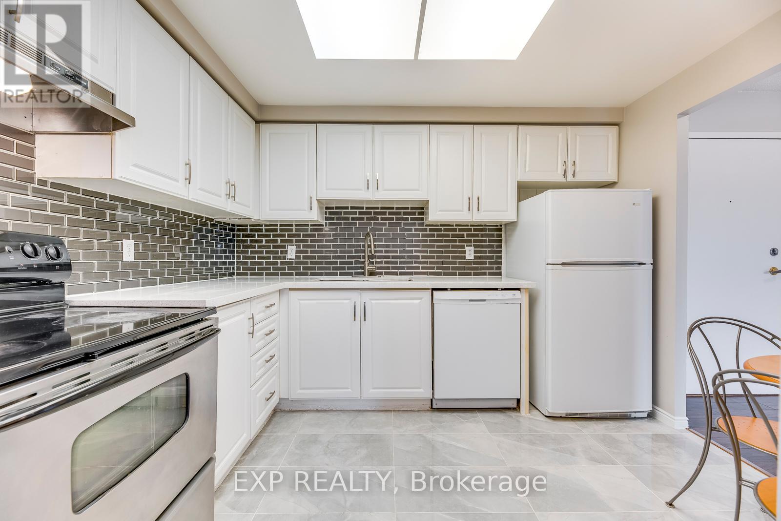 205 - 135 Hillcrest Avenue, Mississauga, Ontario  L5B 4B1 - Photo 8 - W12206393