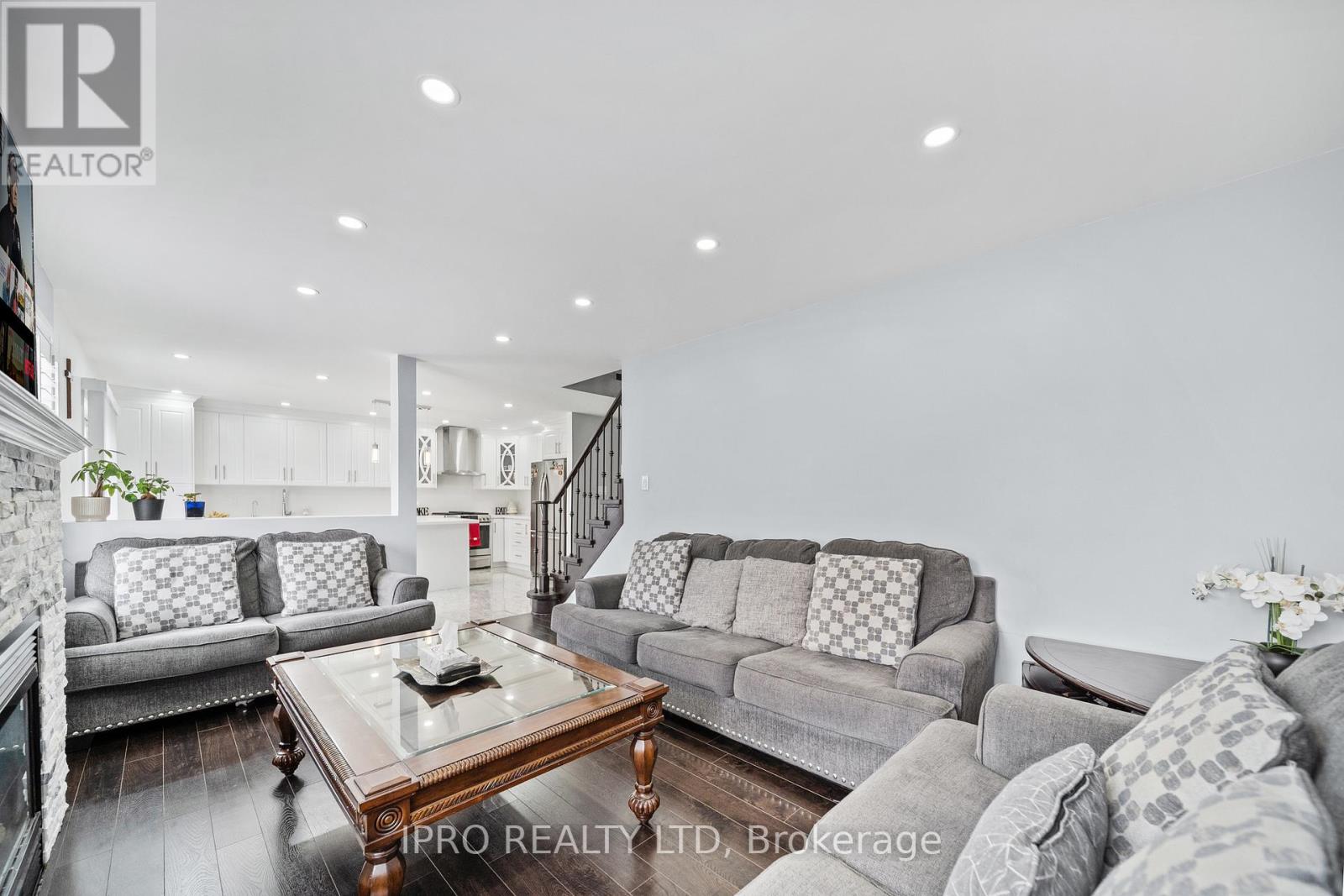 14 Saddleback Square, Brampton (Fletcher's Creek Village), Ontario  L6X 5C5 - Photo 17 - W12206407