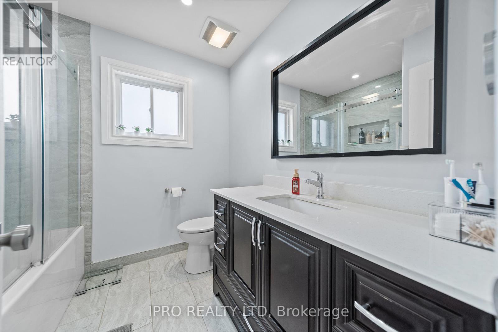 14 Saddleback Square, Brampton (Fletcher's Creek Village), Ontario  L6X 5C5 - Photo 19 - W12206407
