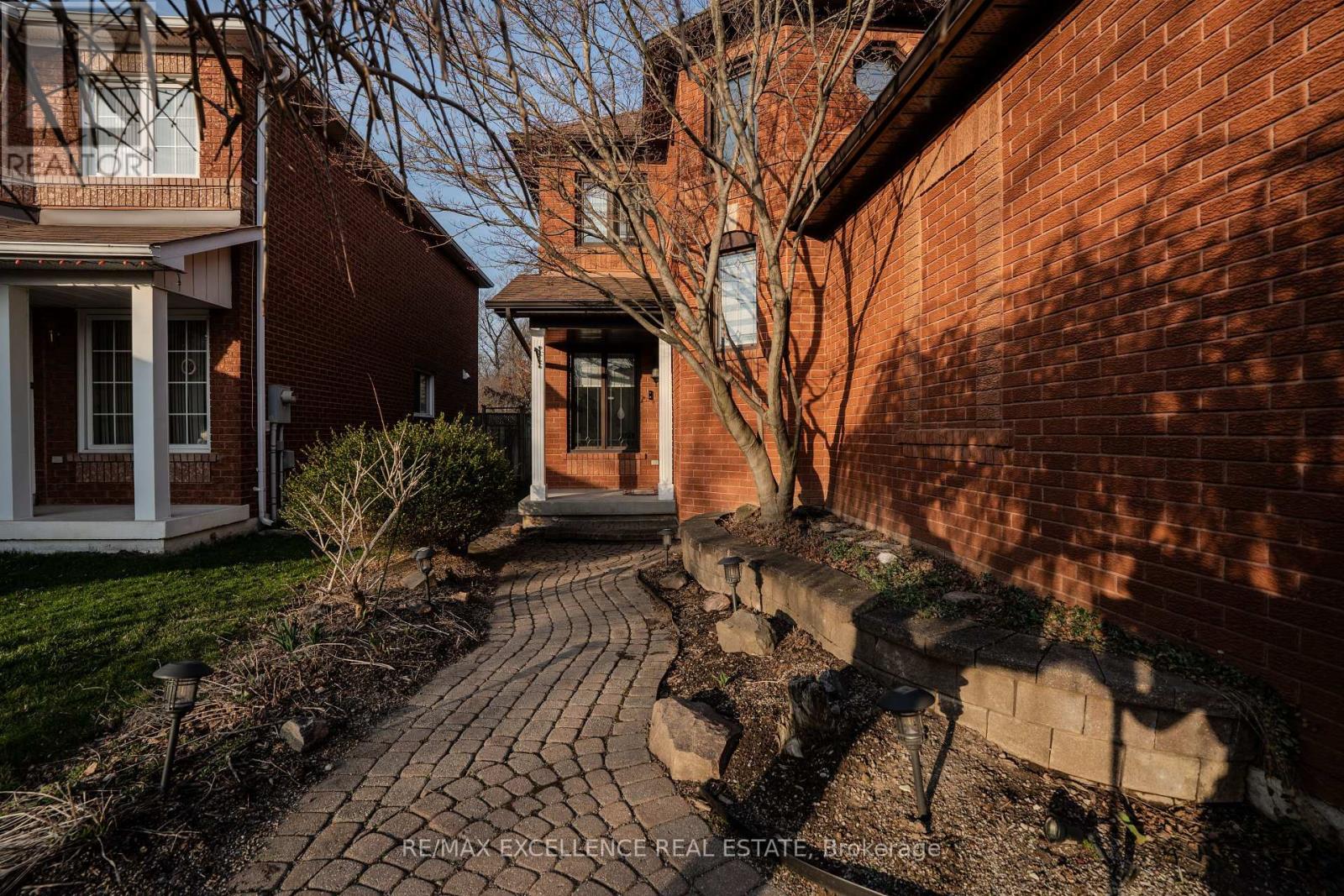6839 Gracefield Drive, Mississauga, Ontario  L5N 6T6 - Photo 7 - W12206429
