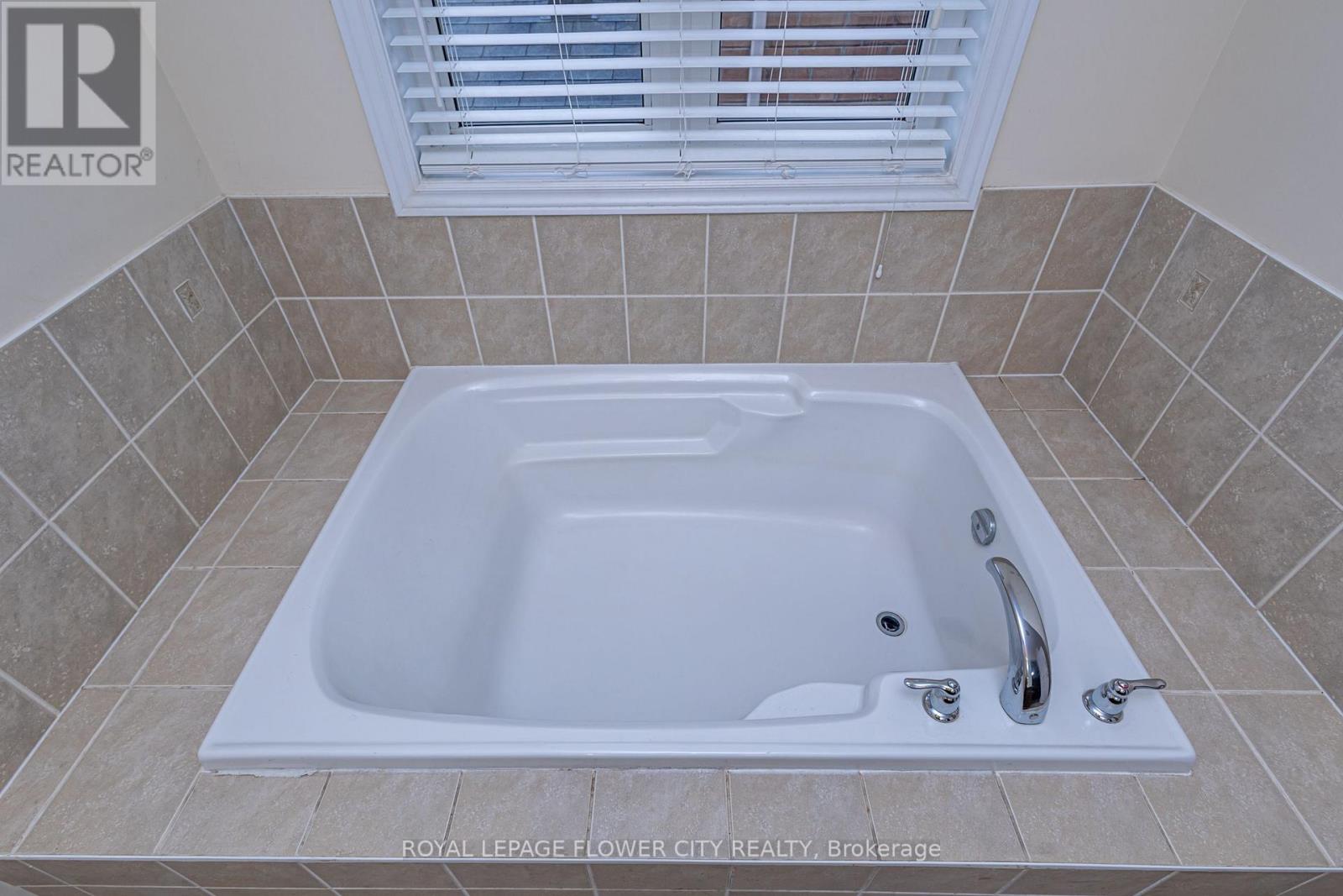 8 Washburn Road, Brampton (Bram East), Ontario  L6P 3V7 - Photo 20 - W12206447
