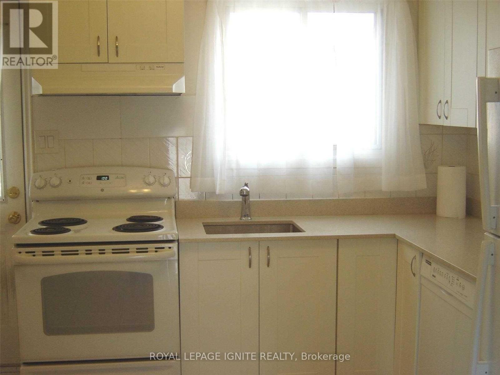 25 Stone Court, Toronto, Ontario  M9M 1N1 - Photo 5 - W12206510