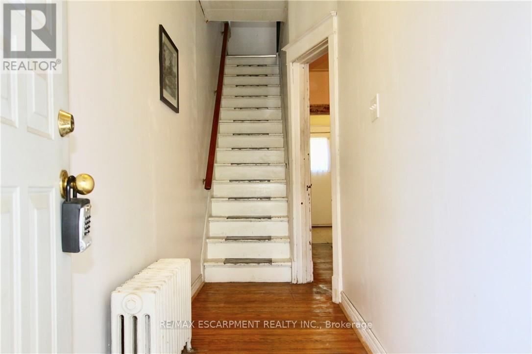 33 Elm Street, Hamilton (St. Clair), Ontario  L8M 1Y2 - Photo 5 - X12206463