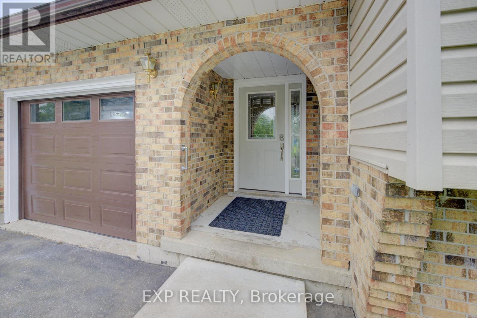 15 Silcox Place, Woodstock, Ontario  N4S 8M8 - Photo 3 - X12206541