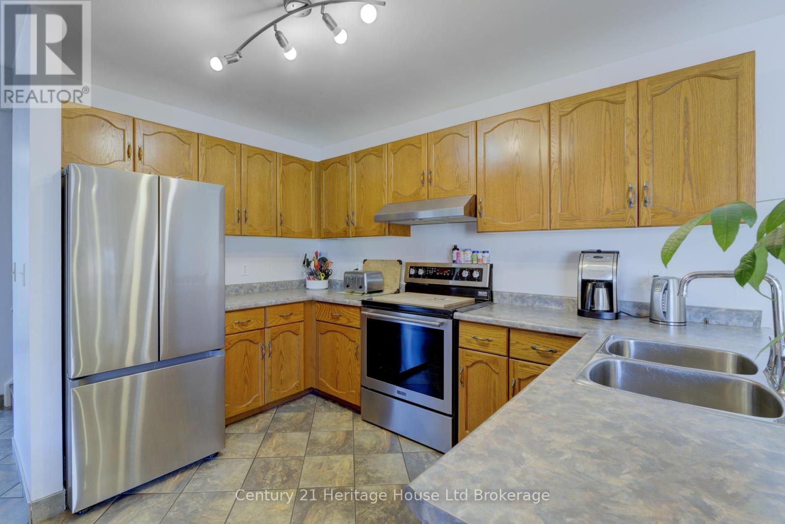 787 Hunter's Gate Crescent, Woodstock, Ontario  N4V 1G4 - Photo 22 - X12206721