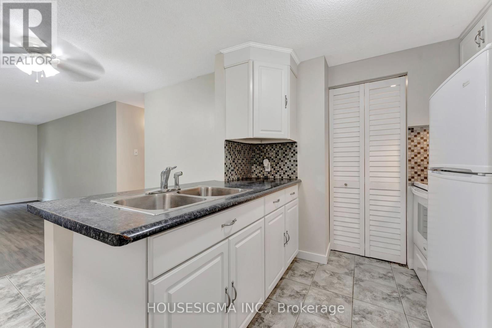 206 - 30 Bridge Street W, Kitchener, Ontario  N2K 1K4 - Photo 4 - X12127535