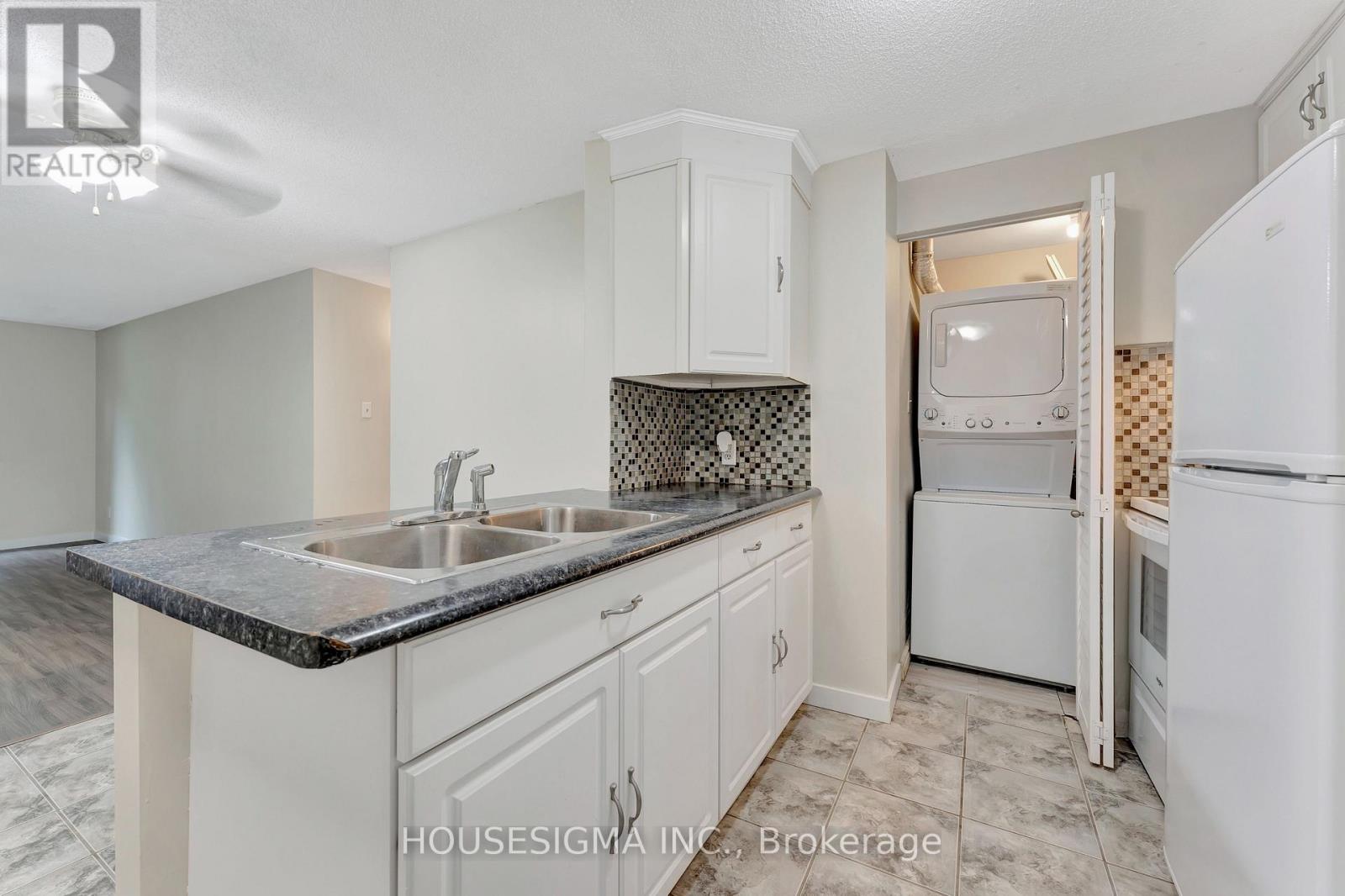 206 - 30 Bridge Street W, Kitchener, Ontario  N2K 1K4 - Photo 5 - X12127535