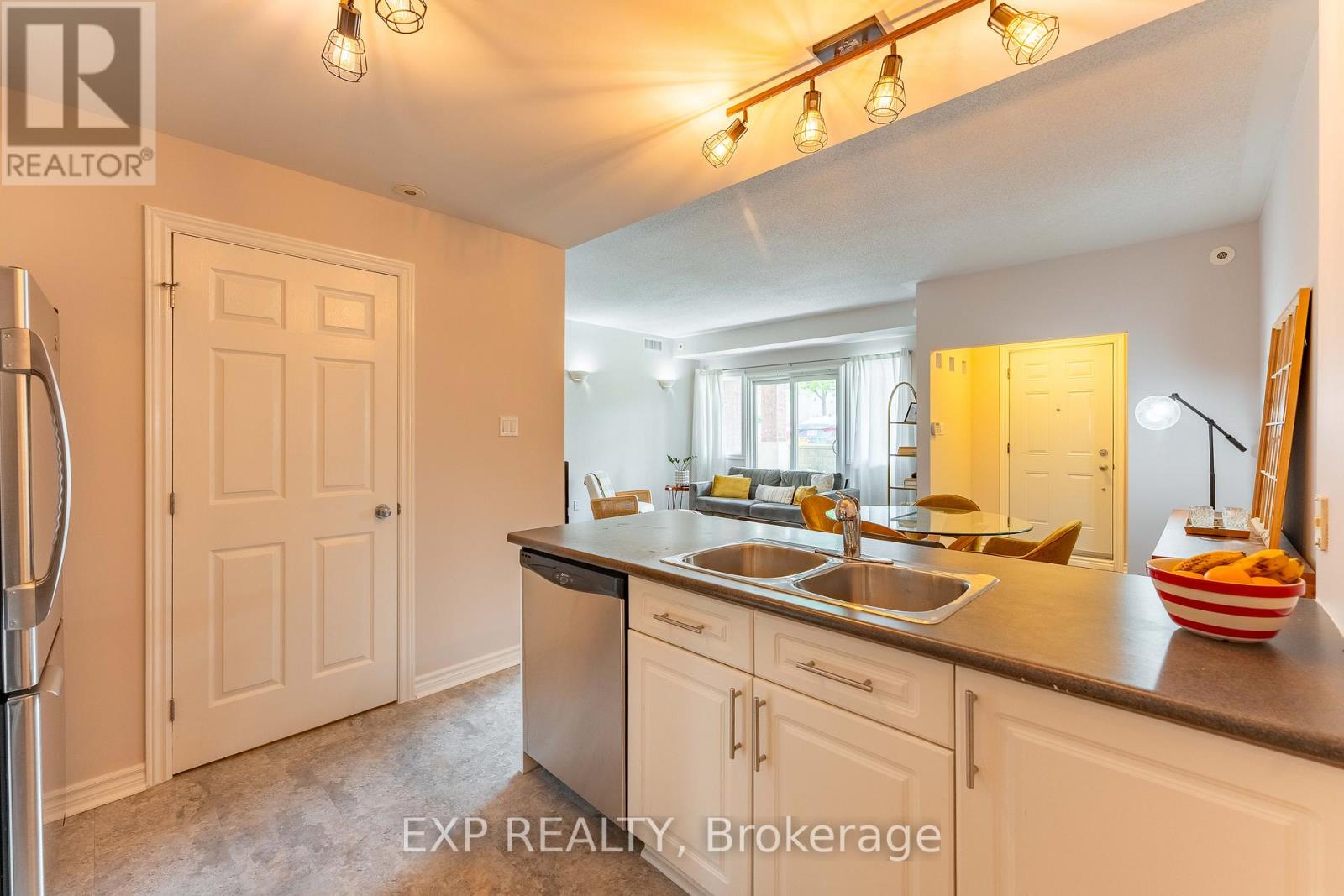 D - 221 Crestway Drive, Ottawa, Ontario  K2G 0A9 - Photo 10 - X12206677