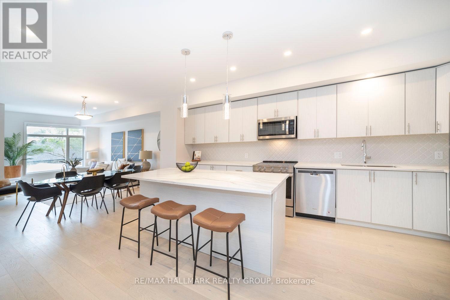 814 Star Private, Ottawa, Ontario  K2L 1W2 - Photo 2 - X12206692