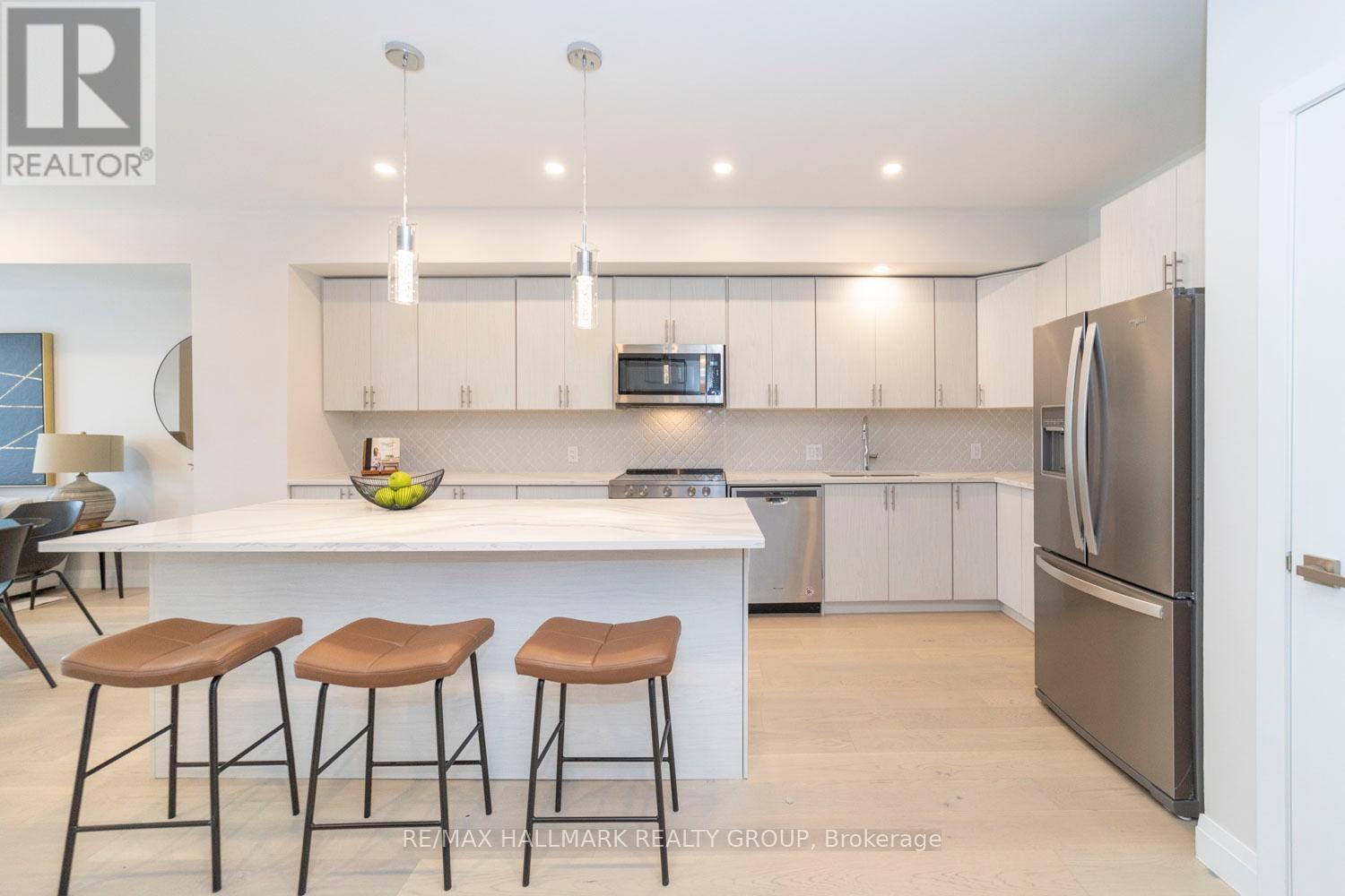 814 Star Private, Ottawa, Ontario  K2L 1W2 - Photo 3 - X12206692