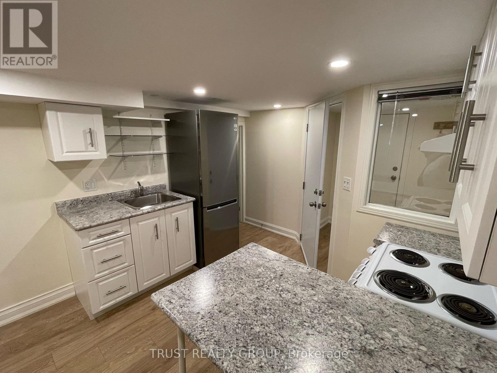 Lower - 990 Cosburn Avenue, Toronto, Ontario  M4C 2X1 - Photo 11 - E12206640