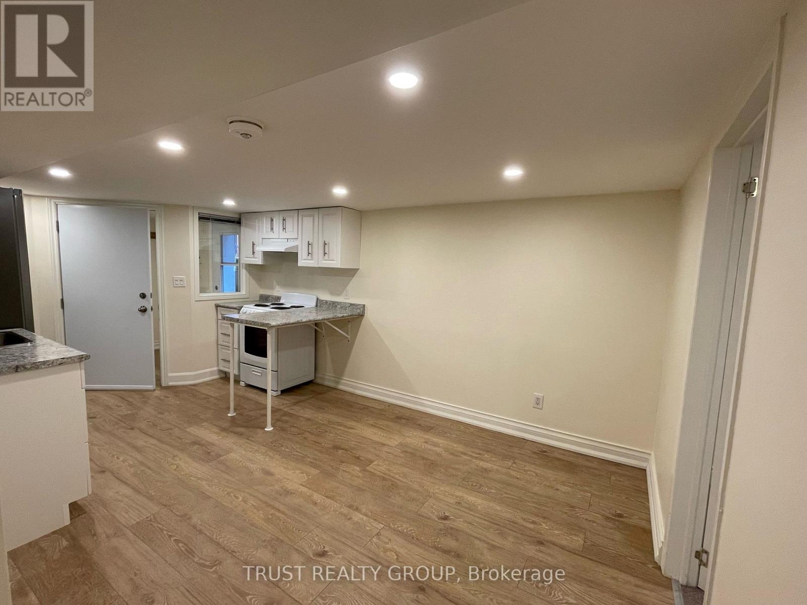 Lower - 990 Cosburn Avenue, Toronto, Ontario  M4C 2X1 - Photo 12 - E12206640