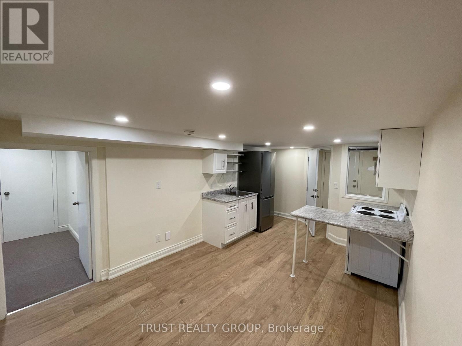 Lower - 990 Cosburn Avenue, Toronto, Ontario  M4C 2X1 - Photo 13 - E12206640