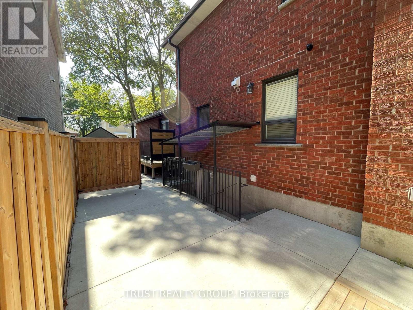 Lower - 990 Cosburn Avenue, Toronto, Ontario  M4C 2X1 - Photo 3 - E12206640