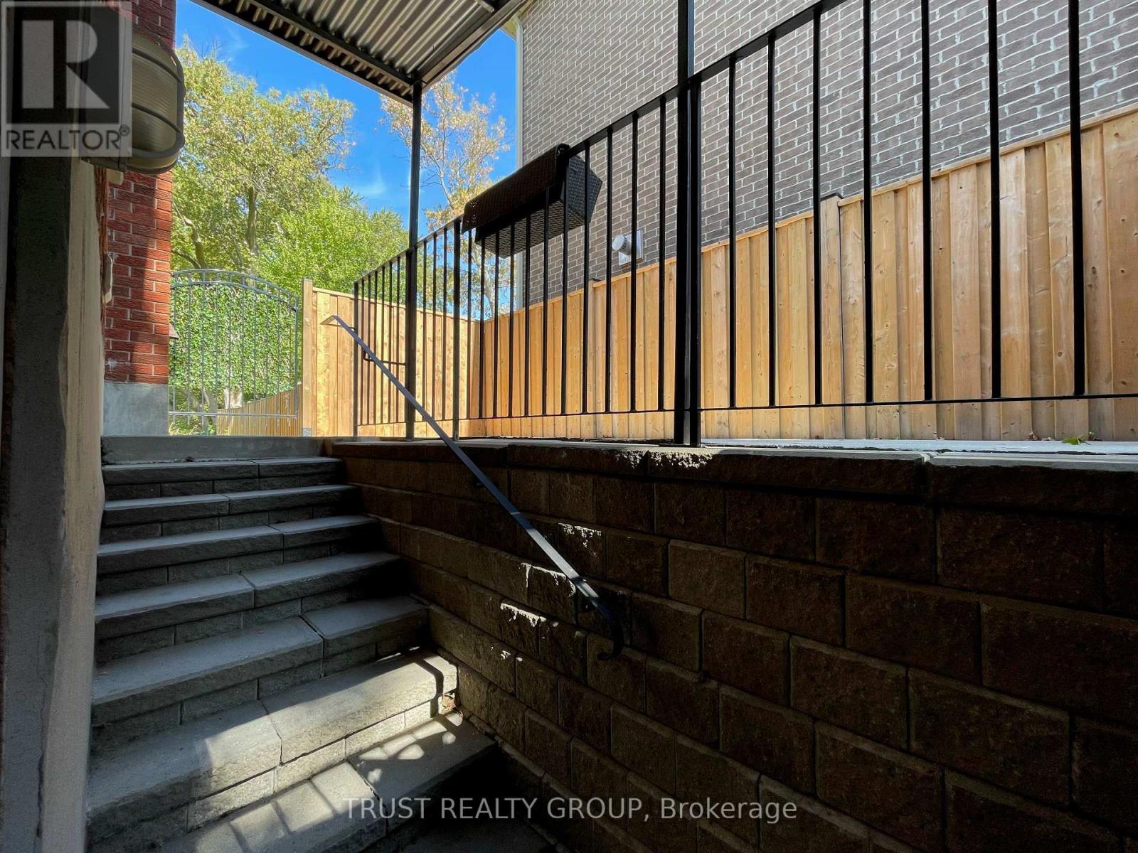 Lower - 990 Cosburn Avenue, Toronto, Ontario  M4C 2X1 - Photo 4 - E12206640