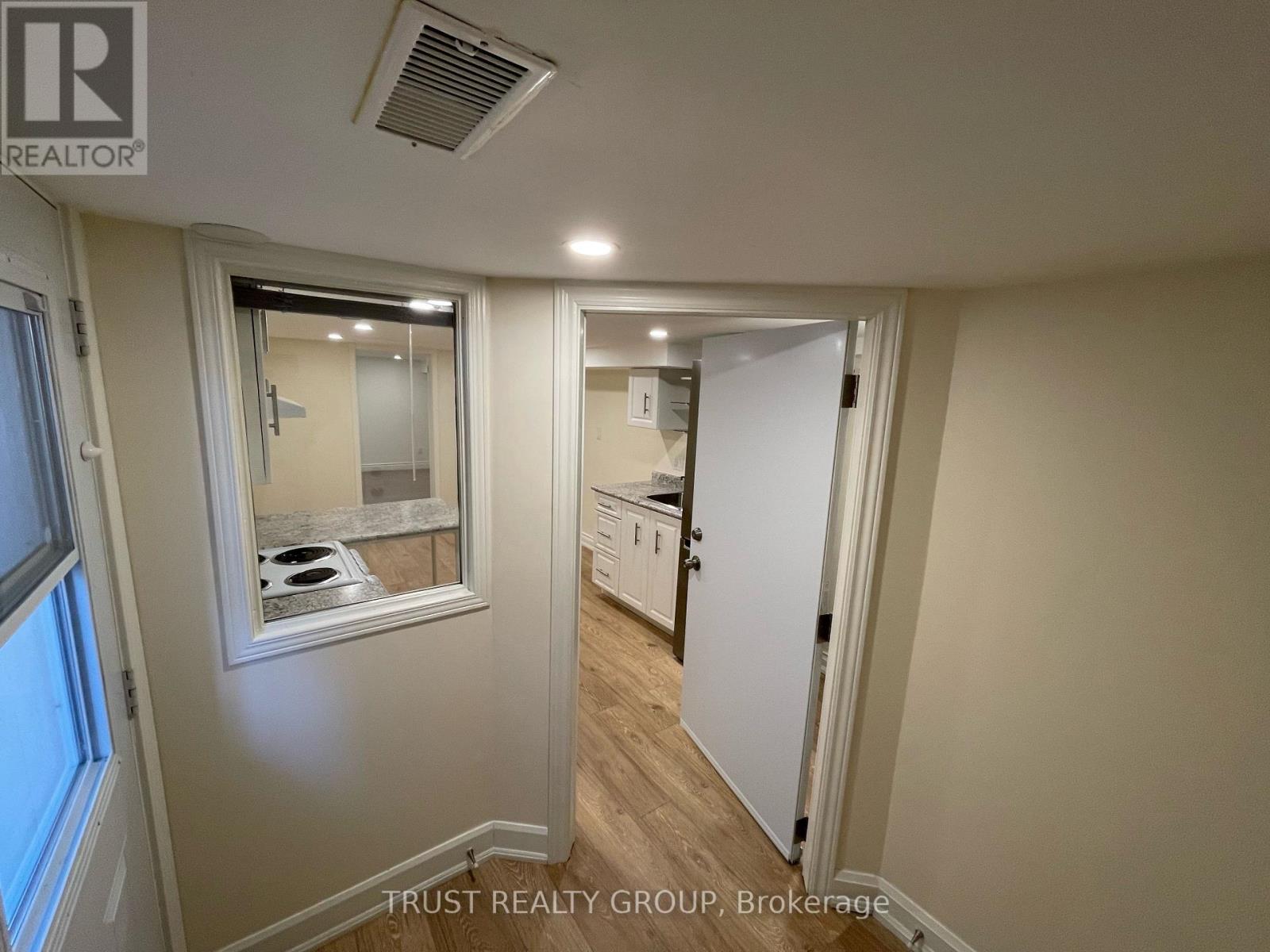 Lower - 990 Cosburn Avenue, Toronto, Ontario  M4C 2X1 - Photo 5 - E12206640