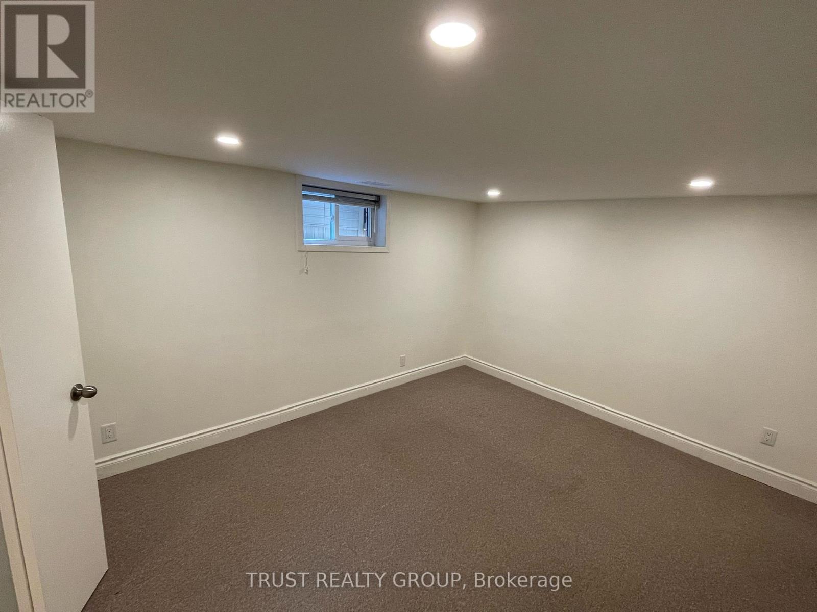 Lower - 990 Cosburn Avenue, Toronto, Ontario  M4C 2X1 - Photo 6 - E12206640
