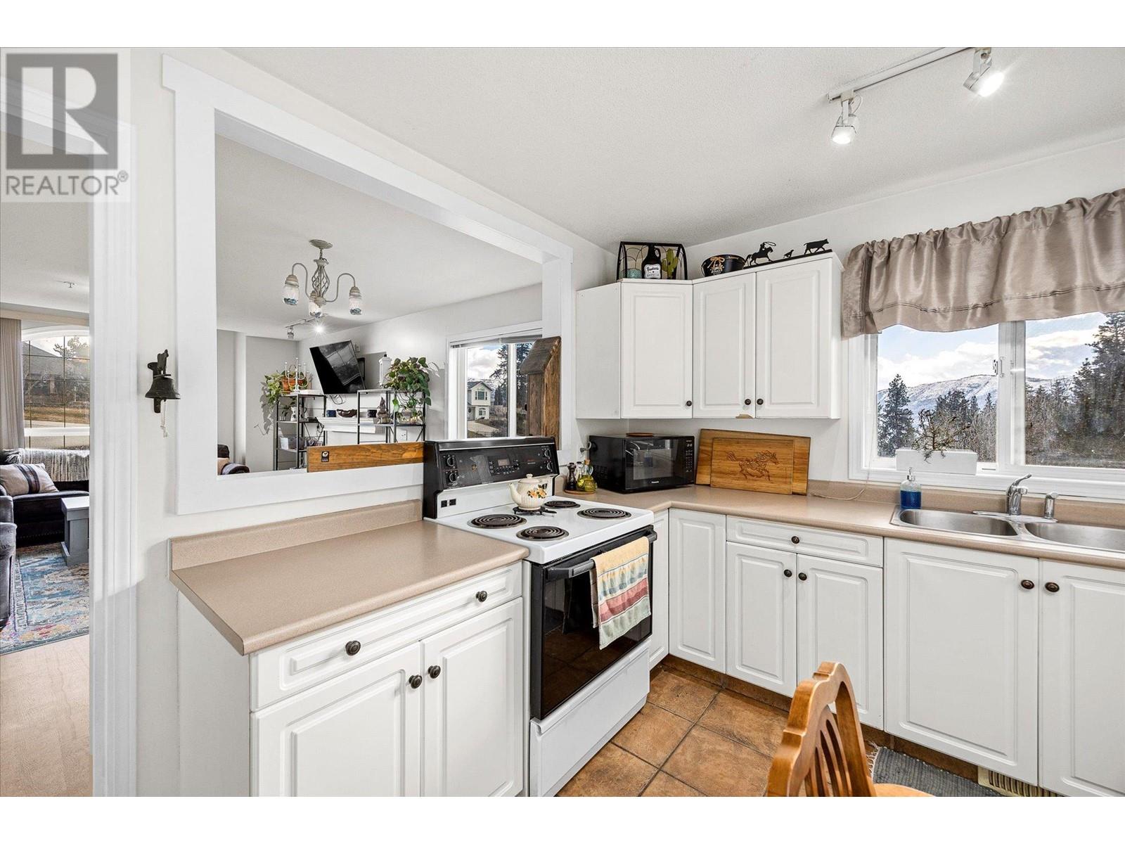 5817 Victoria Street, Peachland, British Columbia  V0H 1X4 - Photo 8 - 10351330