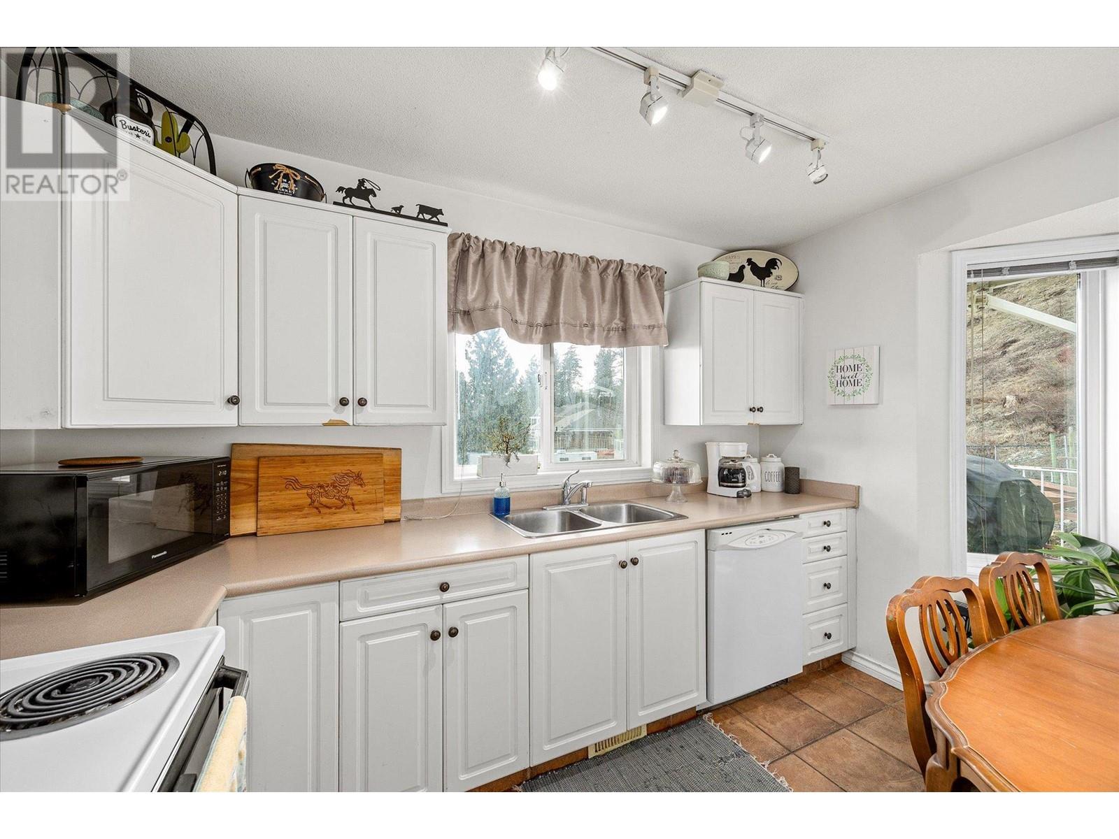 5817 Victoria Street, Peachland, British Columbia  V0H 1X4 - Photo 9 - 10351330