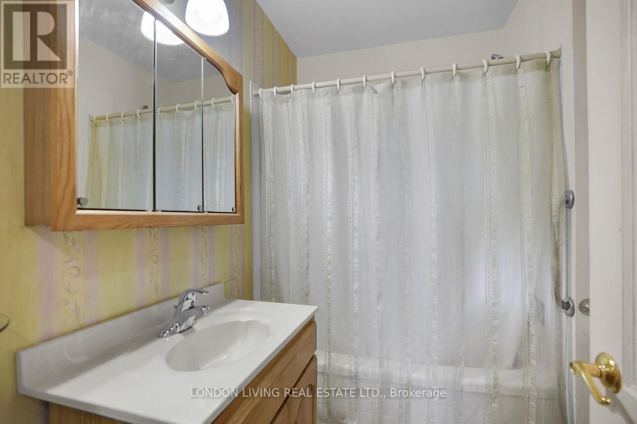 166 Springbank Drive, London South, Ontario  N6J 1E9 - Photo 8 - X12206901