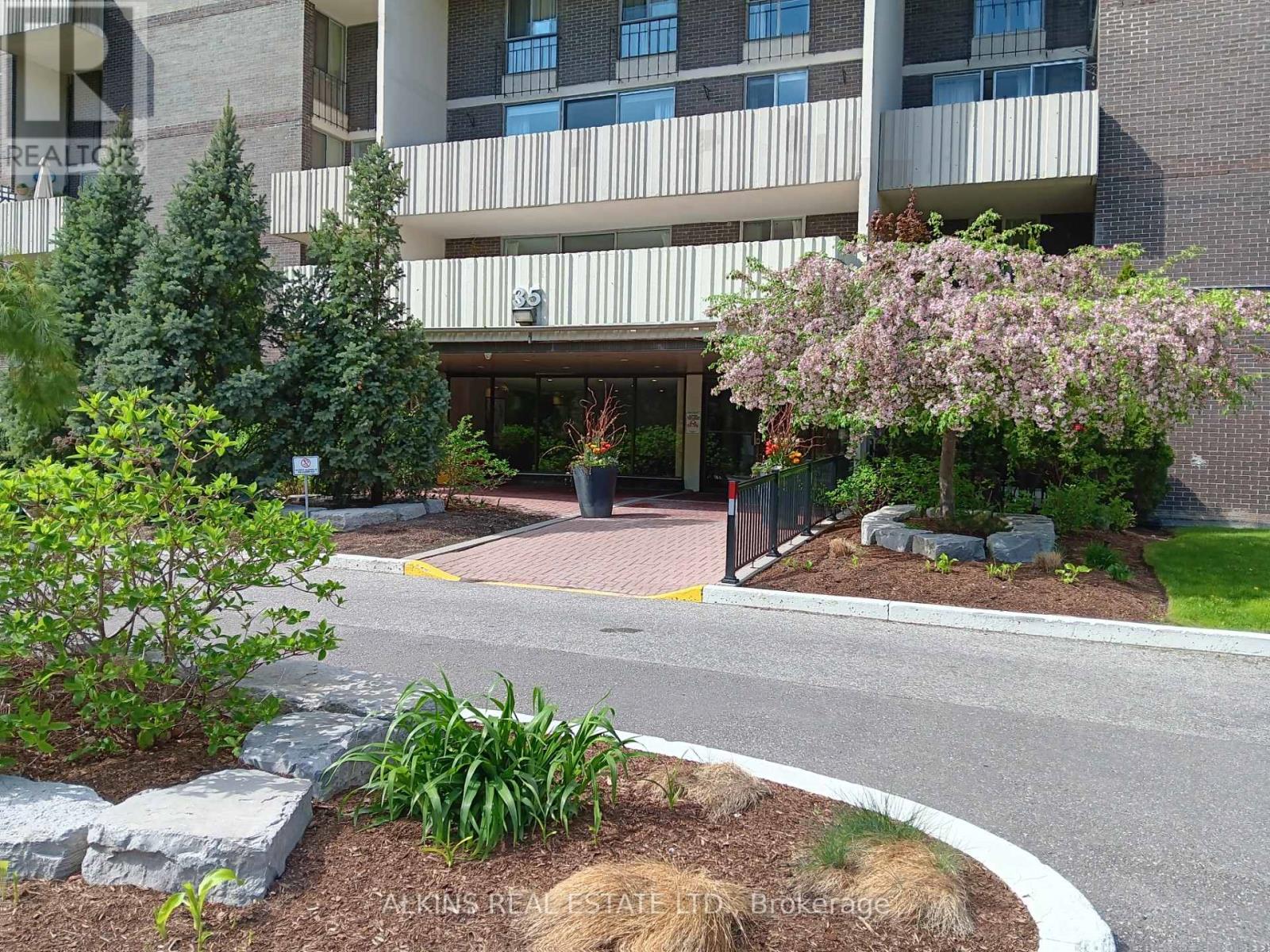 922 - 35 Ormskirk Avenue, Toronto, Ontario  M6S 1A8 - Photo 4 - W12206697