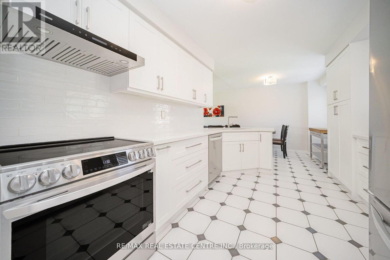 36 Lockwood Road, Brampton, Ontario  L6Y 4T7 - Photo 11 - W12206729