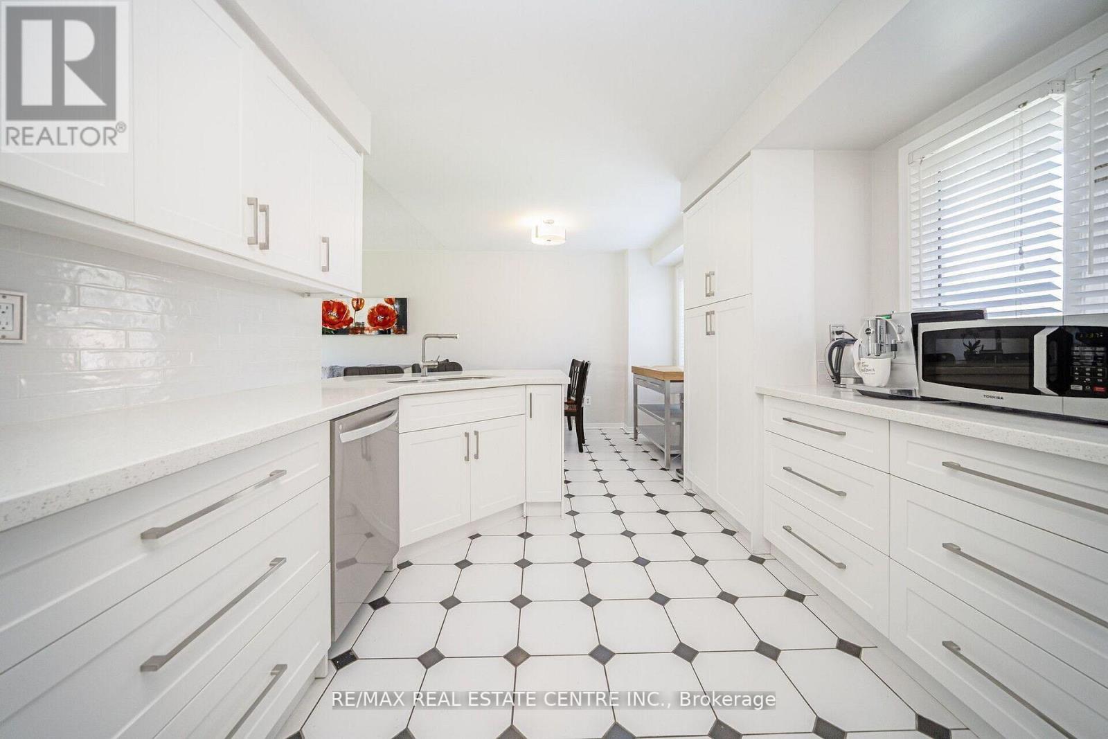 36 Lockwood Road, Brampton, Ontario  L6Y 4T7 - Photo 12 - W12206729