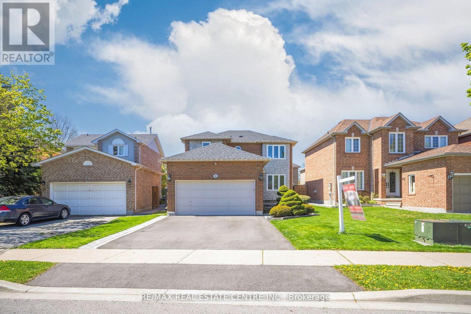 36 Lockwood Road, Brampton, Ontario  L6Y 4T7 - Photo 3 - W12206729