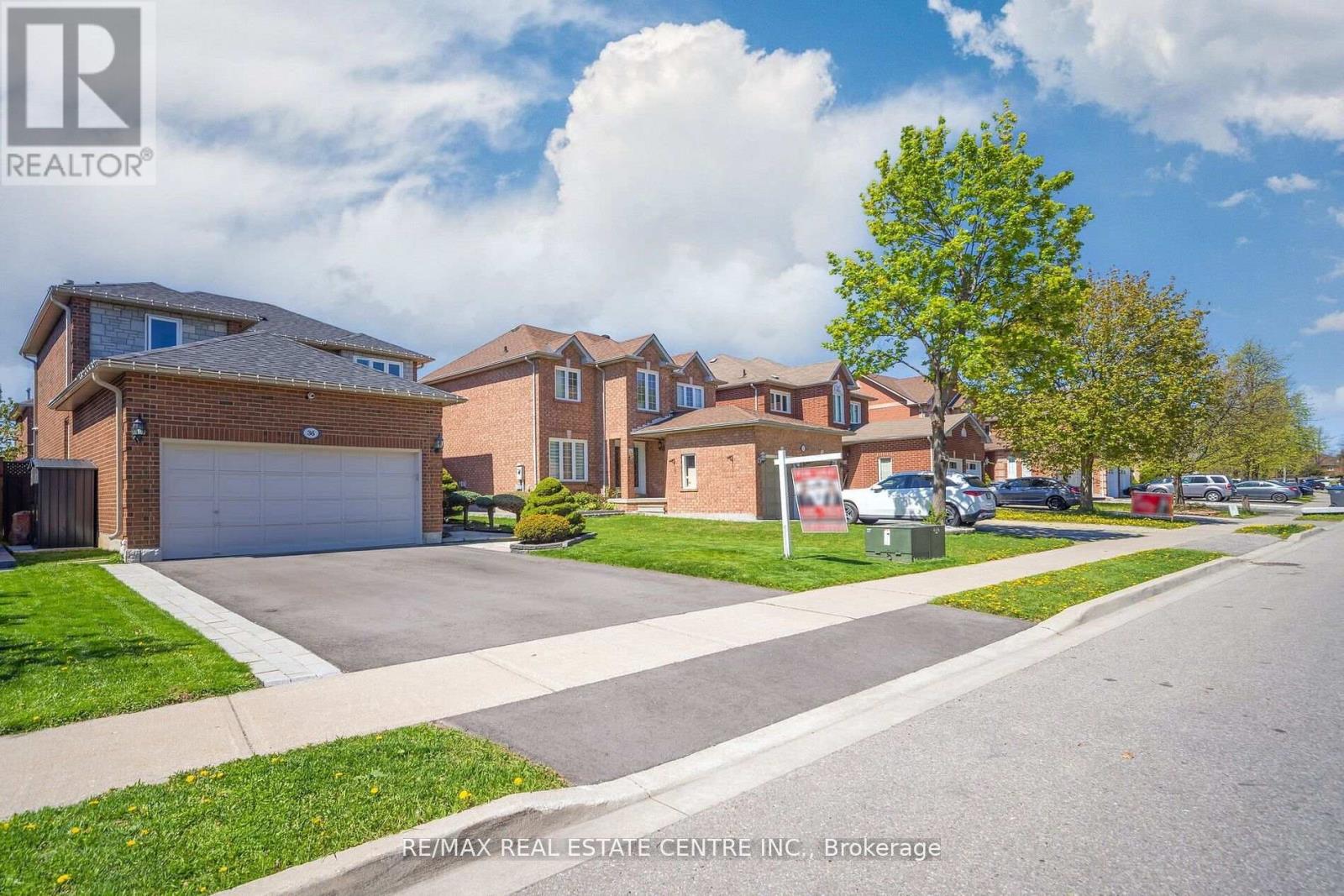 36 Lockwood Road, Brampton, Ontario  L6Y 4T7 - Photo 4 - W12206729