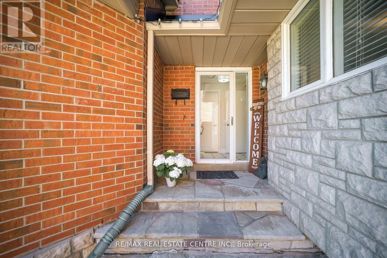 36 Lockwood Road, Brampton, Ontario  L6Y 4T7 - Photo 5 - W12206729
